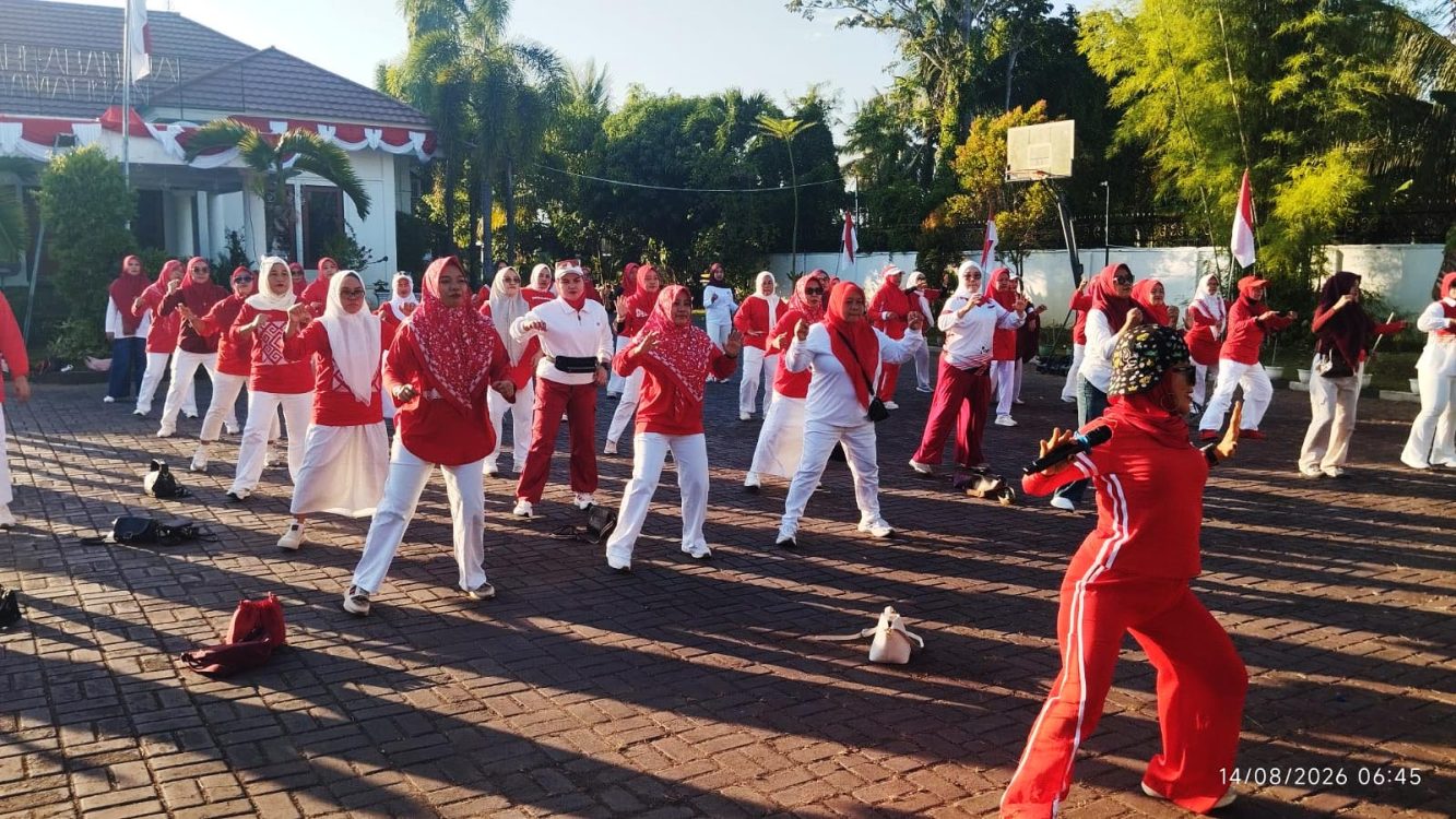 : Senam bersama di halaman rumah dinas Sekretaris Daerah diikuti pengurus dan anggota DWP se-Provinsi Gorontalo. (foto Fahmi).