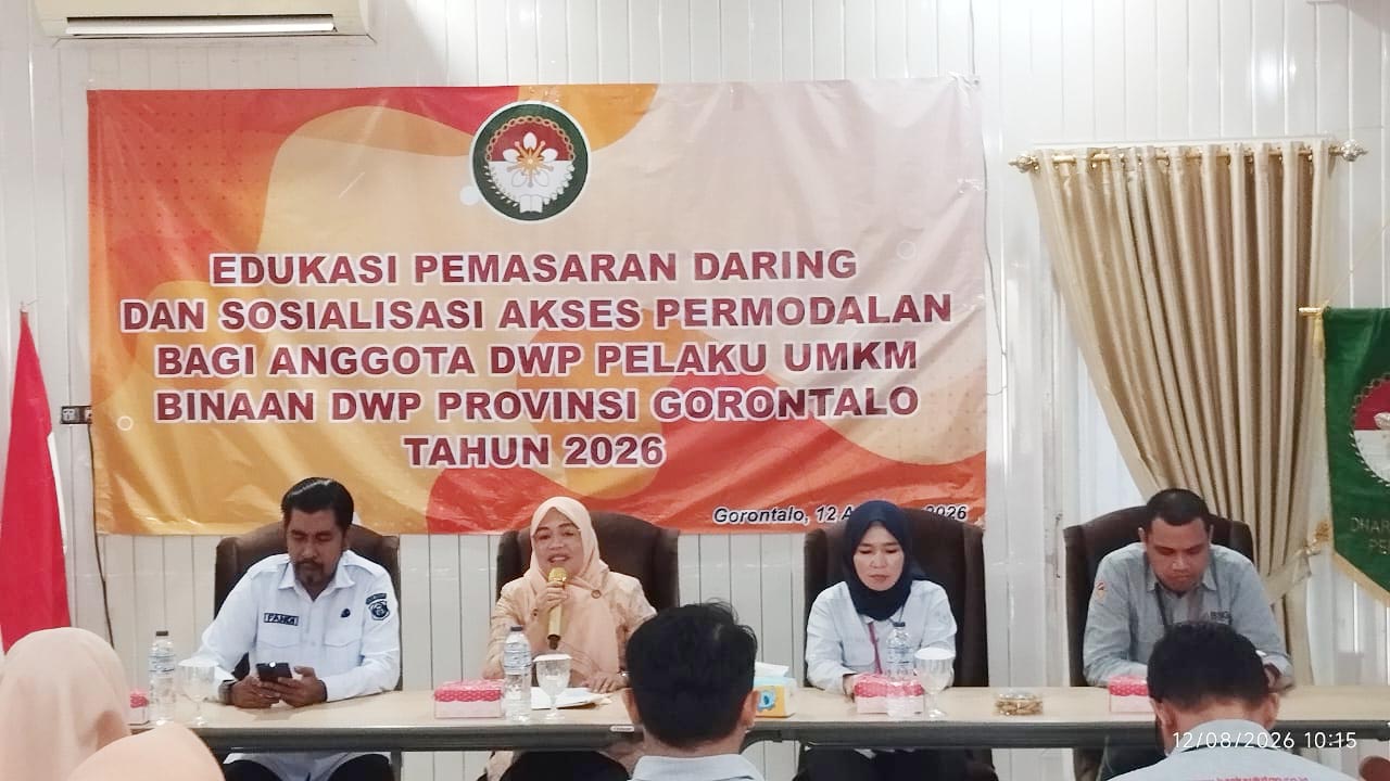 : Sulastri Sofian Ibrahim Ketua Dharma Wanita Persatuan (DPW) Provinsi Gorontalo pada Edukasi Pemasaran Daring dan Sosialisasi Akses Permodalan bagi Pelaku UMKM. (foto Fahmi)