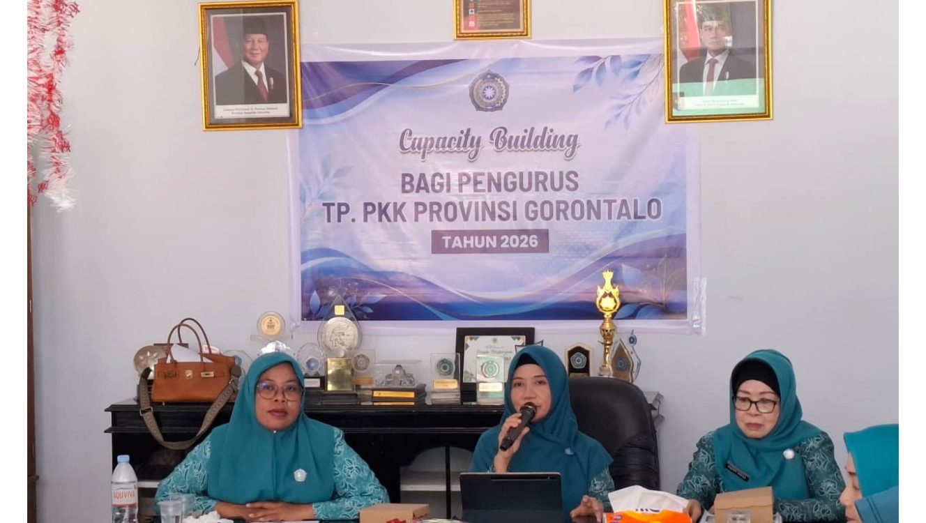 : Tiga narasumber memberikan penguatan dan wawasan kepada para pengurus terkait pelaksanaan tugas, peningkatan kapasitas organisasi, serta pentingnya peran pengurus dalam mendukung pelaksanaan program-program PKK, Sabtu (15/8/2026). (foto: mcgorontaloprov/ Fahmi).