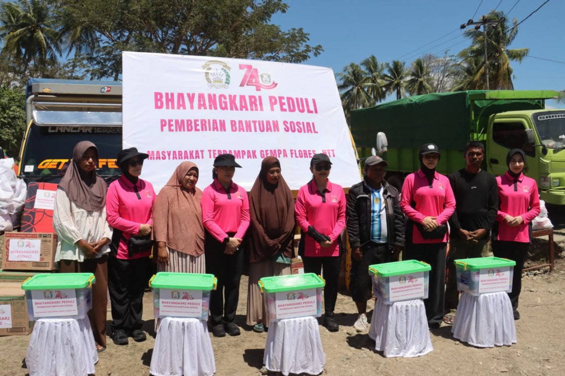 Ketua Umum Bhayangkari Gelar Bakti Sosial dan Bakti Kesehatan bagi Pengungsi Gempa Flores