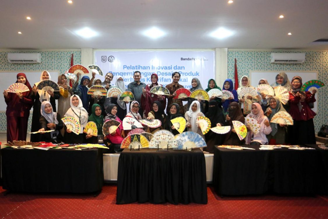 : Di tangan peserta Pelatihan Inovasi dan Pengembangan Desain Produk Berbasis Kearifan Lokal, kipas disulap menjadi souvenir yang membawa identitas budaya Kota Banda Aceh.