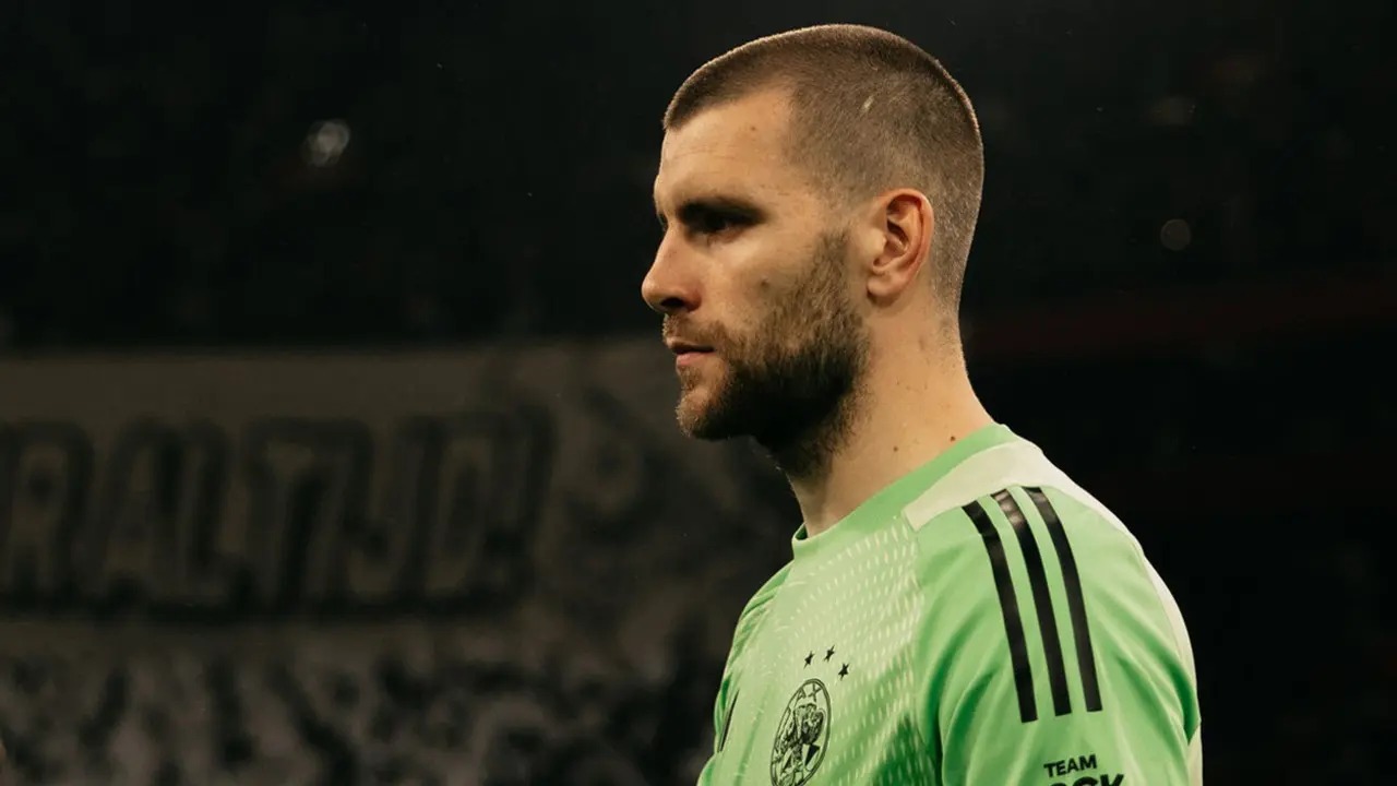 Kiper Indonesia Maarten Paes Tampil Meyakinkan untuk Ajax Melaju Play-Off