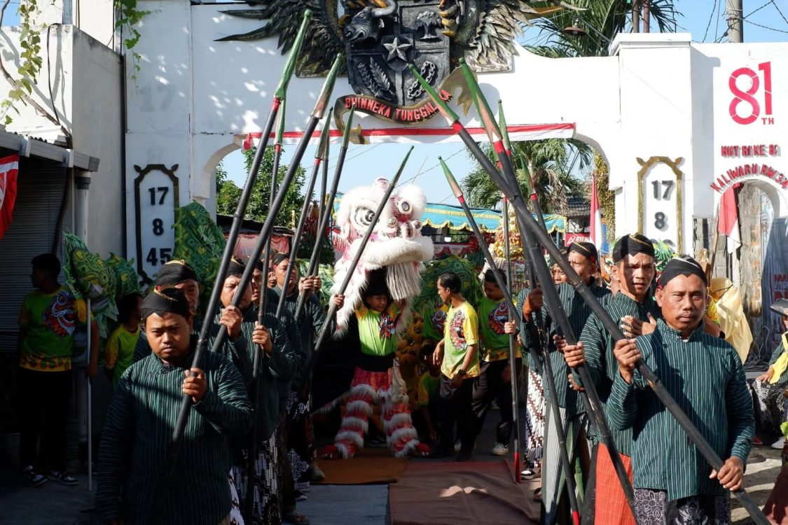 : Pelestarian kesenian tradisional berbasis partisipasi lintas generasi merupakan pilar penting dalam memperkuat identitas budaya lokal sekaligus merekatkan silaturahmi warga di tingkat padukuhan. Kirab Budaya Kaliwaru meriahkan Condongcatur, Selasa (25/8/2026).
