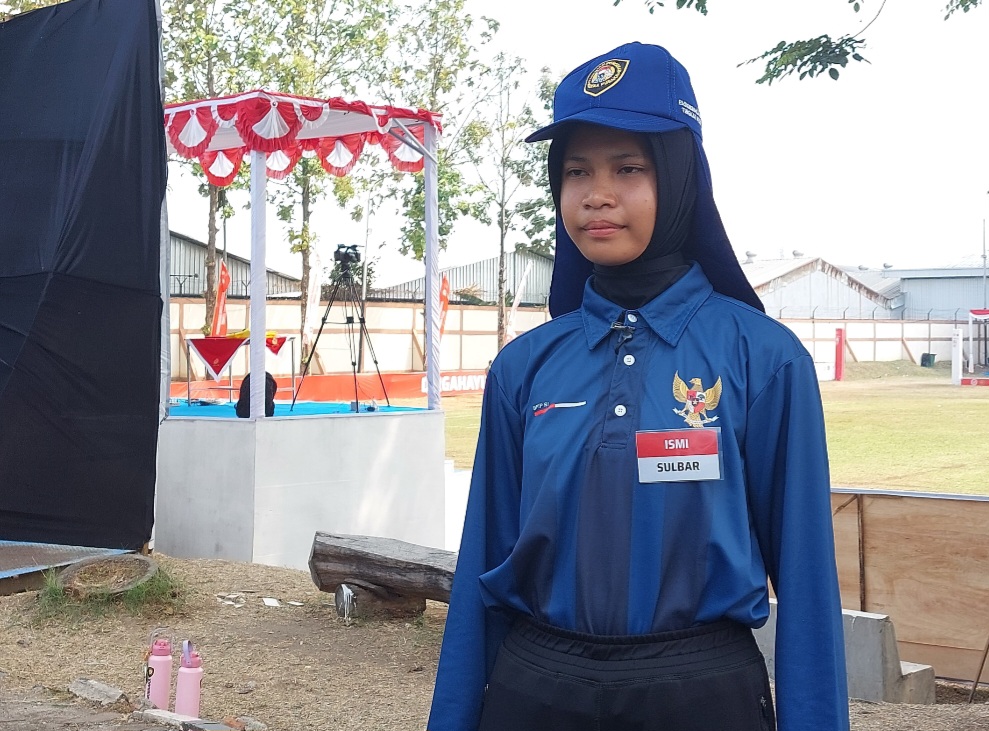 : Rasa bangga sekaligus haru dirasakan Ismi Ulfaida setelah berhasil melewati rangkaian seleksi Paskibraka hingga tingkat nasional. Siswi Sekolah Rakyat Terintegrasi 22 Polewali Mandar, Sulawesi Barat, itu menjadi bagian dari calon Paskibraka yang tengah menjalani latihan untuk upacara HUT ke-81 Kemerdekaan RI 2026 di Depok, Jawa Barat. (Foto: Wandi/InfoPublik)