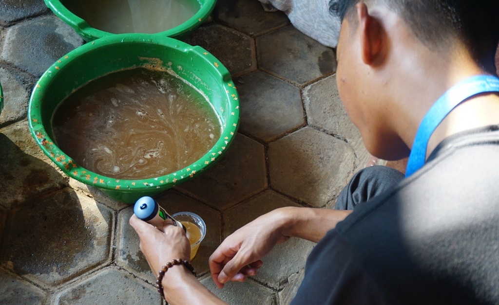 : Mahasiswa KKN Undip Semarang memanfaatkan limbah produksi telur asin di Desa Kedungsegog, Kecamatan Tulis, Kabupaten Batang.