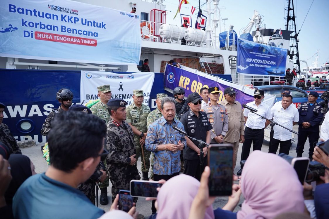 : Menteri Kelautan dan Perikanan, Sakti Wahyu Trenggono melepas pengiriman bantuan kemanusiaan bagi masyarakat terdampak bencana gempa bumi di Nusa Tenggara Timur (NTT), di Pelabuhan Perikanan Samudera Kendari, Sulawesi Tenggara, Senin (17/8/2026). (Dok. KKP)