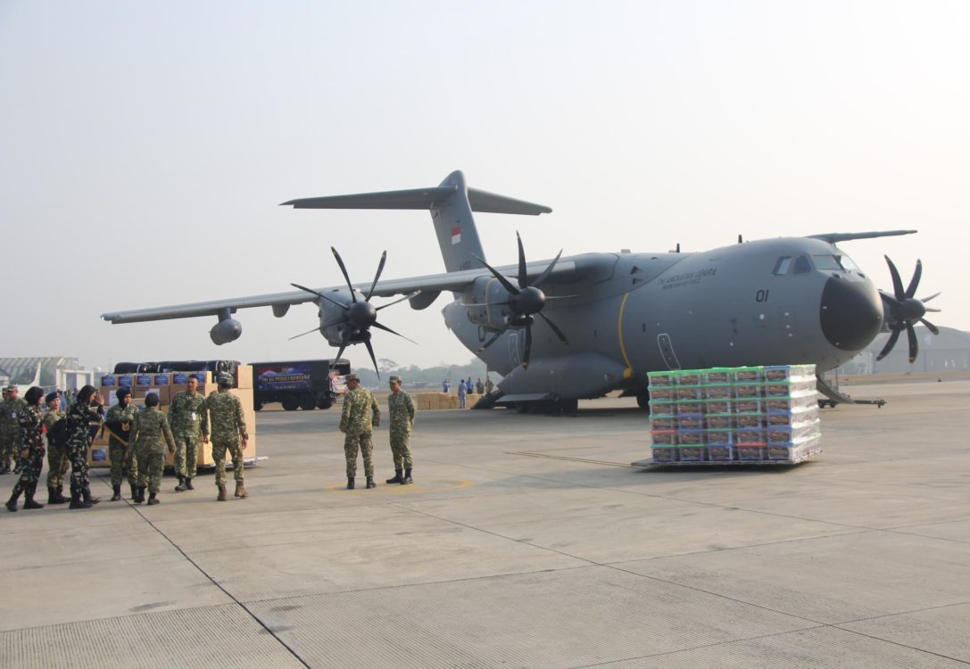 : Bantuan logistik sebanyak 34.4 Ton dari TNI Angkatan Udara yang diserahkan langsung oleh Kepala Staf Angkatan Udara (KASAU) Marsekal Tonny Harjono, di Halim Perdanakusuma, Jakarta pada Kamis (20/8/2026). (Dok. BNPB).