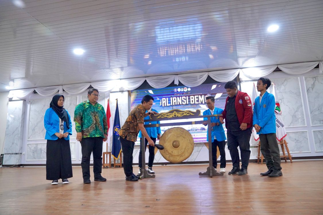 : Pemukulan gong oleh Bupati Balangan, Abdul Hadi sebagai tanda dibukanya Kongres Aliansi Badan Eksekutif Mahasiswa (BEM) se-Kalimantan Selatan ke-V yang membahas kepengurusan selanjutnya, evaluasi, serta menentukan arah gerak organisasi di Mahligai Mayang Maurai, Paringin, Sabtu (22/8/2026).= Foto:Mc.Balangan