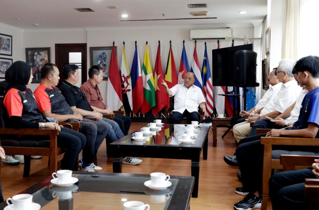 : Ketua Umum Komite Olahraga Nasional Indonesia (KONI) Pusat Letjen TNI Purn Marciano Norman mendorong Pengurus Besar Persatuan Tenis Meja Indonesia (PB PTMSI) memperkuat pembinaan atlet usia dini melalui kompetisi internasional. Hal itu disampaikan saat melepas 15 atlet tenis meja Indonesia yang akan mengikuti kejuaraan di Taiwan di Kantor KONI Pusat, Senayan, Jakarta, Senin (10/8/2026)./Foto Humas KONI Pusat