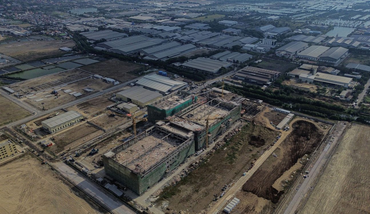 : Foto udara proyek pembangunan gedung perusahaan di Kawasan Industri Wijayakusuma (KIW), Semarang, Jawa Tengah, Senin (20/7/2026). Kementerian Investasi dan Hilirisasi/Badan Koordinasi Penanaman Modal (BKPM) mencatat realisasi investasi Indonesia pada semester I 2026 mencapai Rp1.010,6 triliun atau tumbuh 7,2 persen (year on year/yoy) dibandingkan periode yang sama pada 2025 sebesar Rp942 triliun serta menyerap 1.448.862 tenaga kerja. ANTARA FOTO/Makna Zaezar/kye