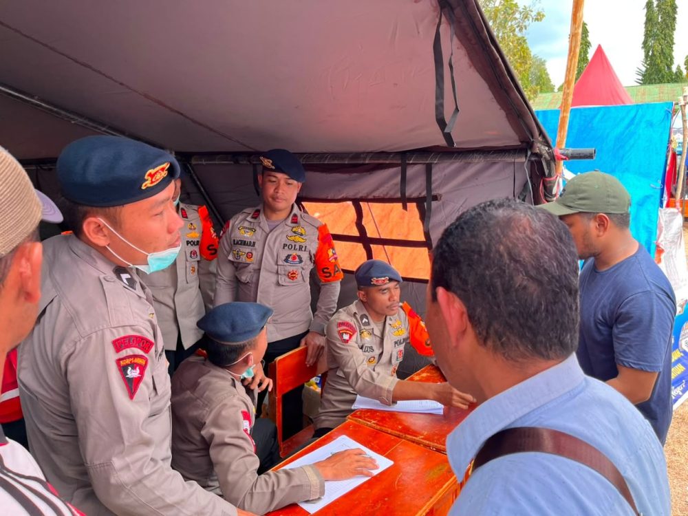 Korbrimob BKO Polda NTT Layani dan Data Bantuan Logistik Warga Terdampak Gempa