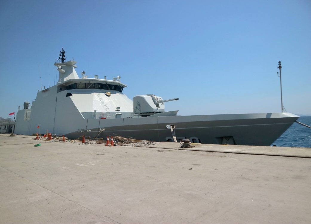 : KRI Bung Hatta memuat dukungan logistik di Pelabuhan Labuhan Bajo, Kabupaten Manggarai Barat Provinsi Nusa Tenggara Timur, Selasa (18/8/2026)/ (Dok. BNPB).