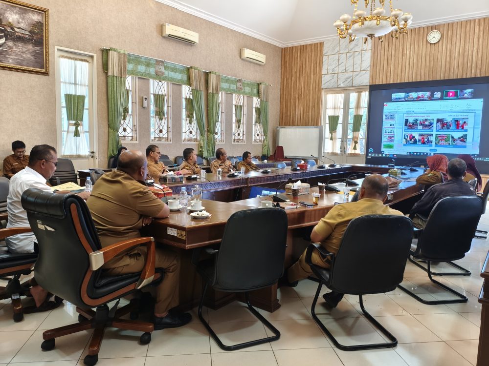 : Pemkab Siak saat mengikuti rapat pengendalian dan pencegahan karhutla di kabupaten Siak melalui Zoom meeting dari Zamrud Room, Komplek Rumah Rakyat, Senin (24/8/2026)/ (Alonk/Humas Siak)