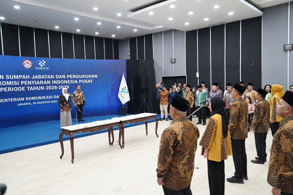 : Menkomdigi Meutya Hafid saat mengukuhkan sembilan anggota Komisi Penyiaran Indonesia (KPI) Pusat periode 2026–2029 sekaligus mengambil sumpah jabatan mereka (foto: Deden/KPM Kemkomdigi)