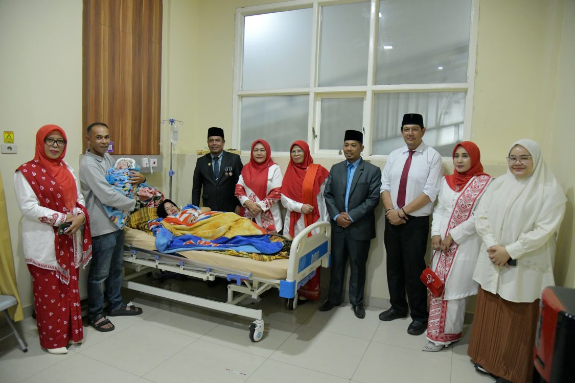 : Sekretaris Daerah Kabupaten Bener Meriah Riswandika Putra, bersama Ketua Dharma Wanita Persatuan Kabupaten Bener Meriah dan didampingi Plt. Kepala Disdukcapil Kabupaten Bener Meriah Wahidi.