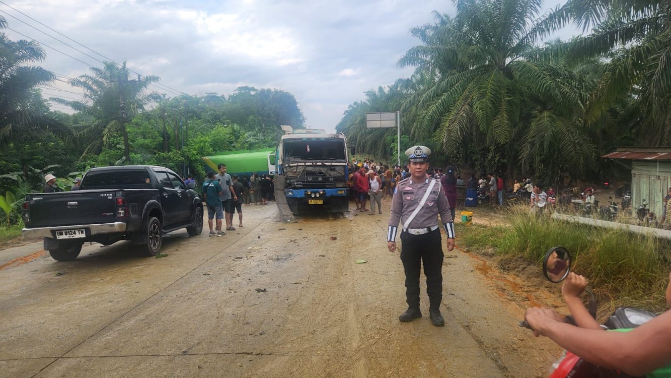 Laka Beruntun Empat Truk di Bengkalis, Personel Satlantas Atur Lalu Lintas hingga dan Evakuasi Kendaraan