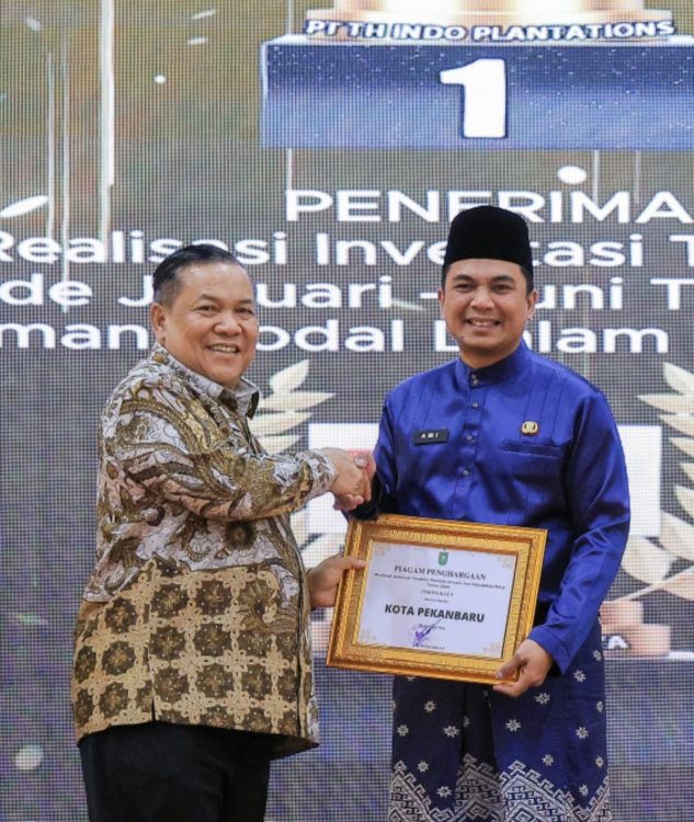 : Sekretaris Daerah Kota Pekanbaru, Dr. Tr. H. Zulhelmi Arifin, S.STP., M.Si., CGCAE, mewakili Walikota Pekanbaru, H. Agung Nugroho, S.E., M.M menerima Penghargaan Peringkat I di ajang Riau Investment Award Tahun 2026