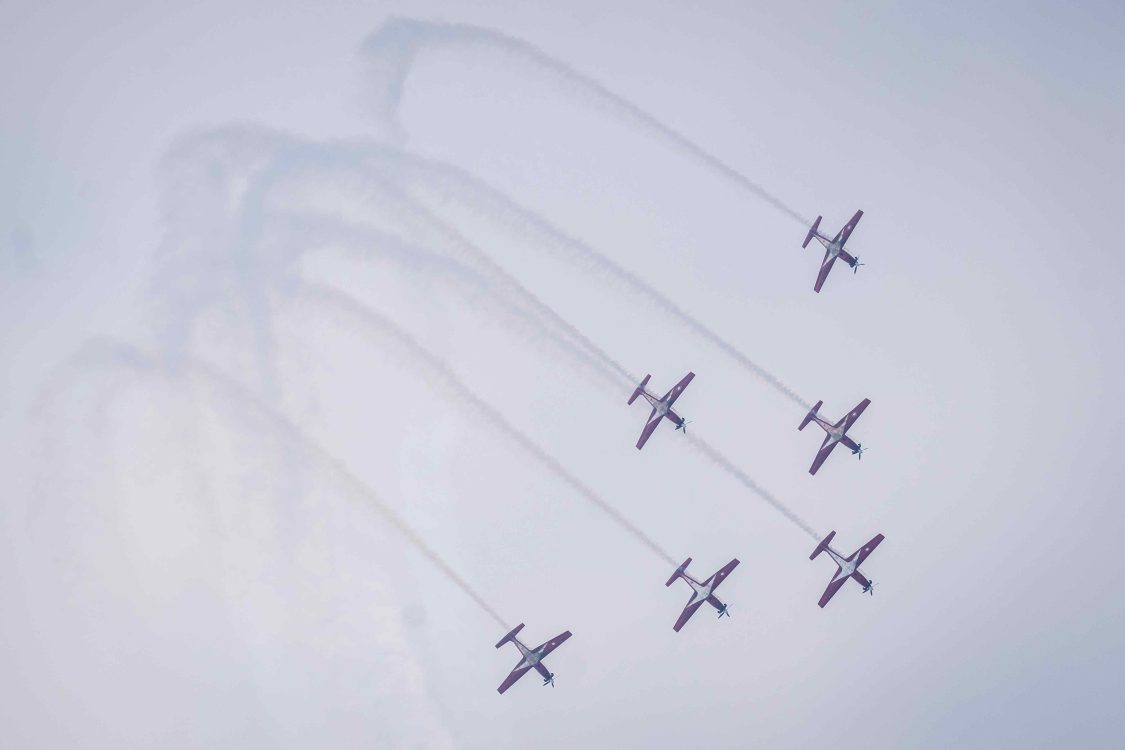 : Pesawat KT-1B Woong Bee yang tergabung dalam Jupiter Aerobatic Team (JAT) TNI AU melakukan manuver saat mengikuti gladi kotor Upacara HUT ke-81 Kemerdekaan RI di Halaman Istana Merdeka, Jakarta, Rabu (12/8/2026). Gladi kotor tersebut diikuti 76 calon anggota Paskibraka Nasional beserta pasukan gabungan yang terdiri atas prajurit TNI, anggota Polri, pasukan Satuan Musik (Satsik) serta seluruh penampil termasuk atraksi flypast pesawat-pesawat TNI AU yang melintas di atas Istana Merdeka. (ANTARA FOTO/Bayu Pratama S/hma)
