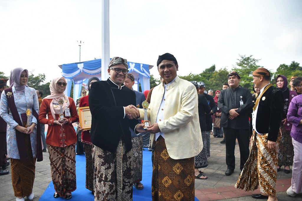 : Bupati Batang M. Faiz Kurniawan meraih penghargaan Top 10 IDSD tingkat Provinsi Jawa Tengah.