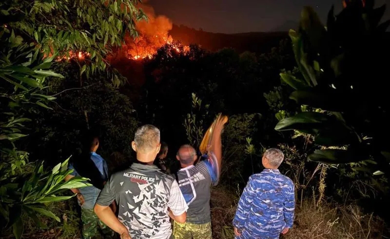 : Kebakaran Bukit Blangbintang, Aceh Besar, Minggu (23/8/2026) malam. (Dok.Lanud SIM)