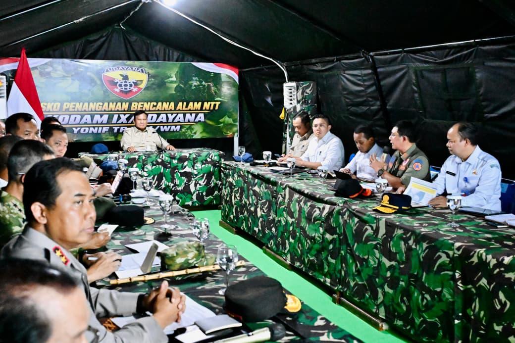 : Presiden Prabowo Subianto saat meninjau penanganan dampak gempa bumi di Kabupaten Nagekeo, Provinsi Nusa Tenggara Timur (NTT), Rabu (26/8/2026). (Foto: BPMI Setpres)
