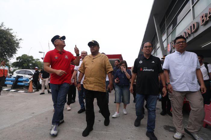 : Wakil Gubernur (Wagub) DKI Jakarta Rano Karno saat meninjau lokasi kebakaran, di Jakarta, Minggu (9/8/2026). (Foto: Pemprov DKI Jakarta)