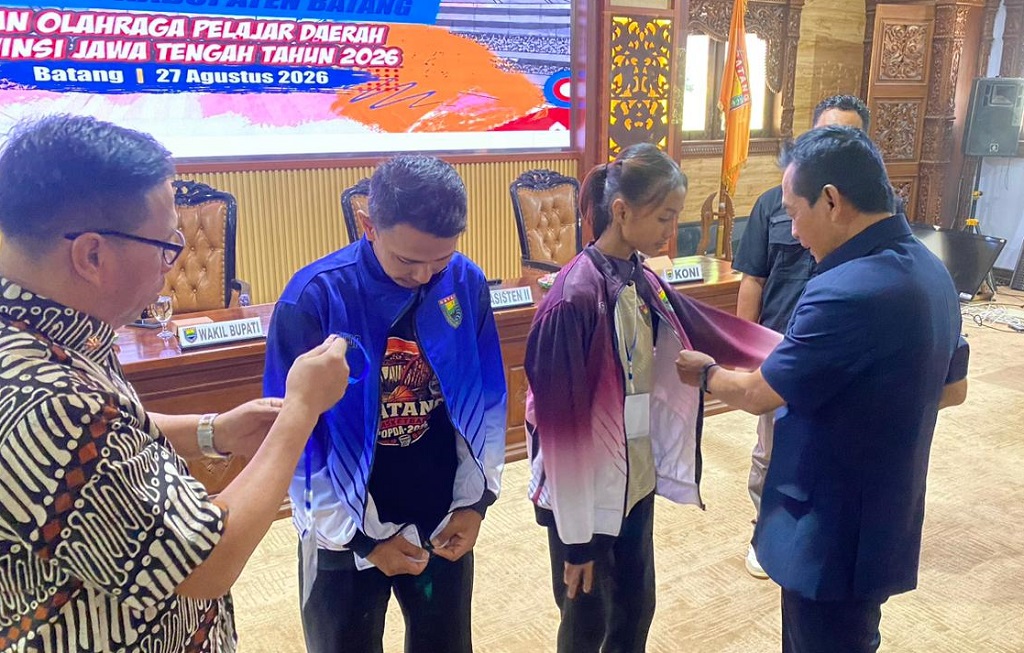 : Wakil Bupati Batang (kanan), memakaikan jaket sebagai tanda melepas Kontingen POPDA Jateng 2026 di Aula Bupati Batang, Kabupaten Batang.