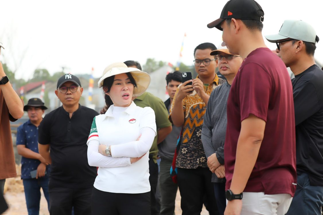 : Wakil Wali kota Batam, Li Claudia Chandra, meninjau sejumlah titik pembangunan drainase di Sei Beduk, Selasa (25/8/2026). HUMAS DISKOMINFO BATAM / RICKY WIHENDAR. - Foto: mc.Batam