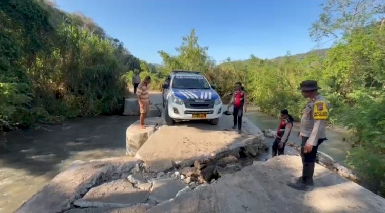 Lima Jam Menembus Medan Sulit, Polres Manggarai Timur Pastikan Bantuan Tiba di Kampung Tango Bali