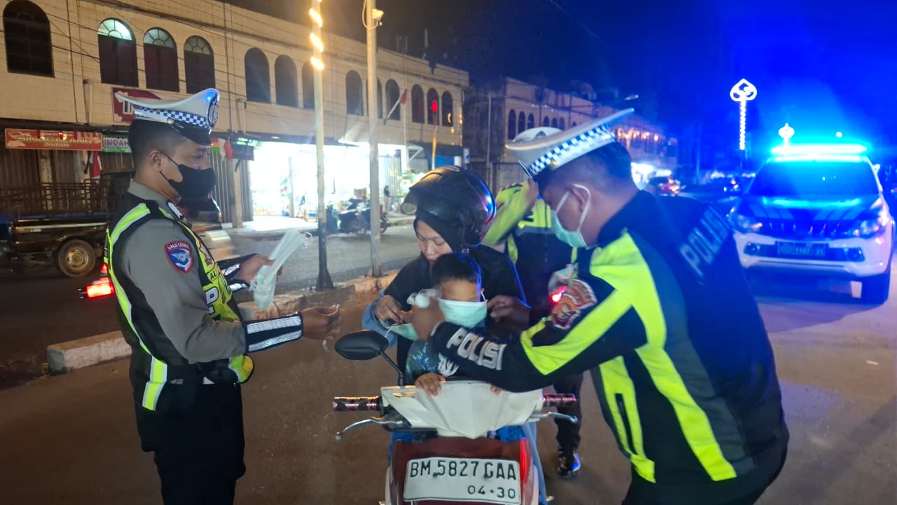 Lindungi Warga dari Asap Karhutla, Satlantas Inhil Bagikan 300 Masker kepada Pengguna Jalan