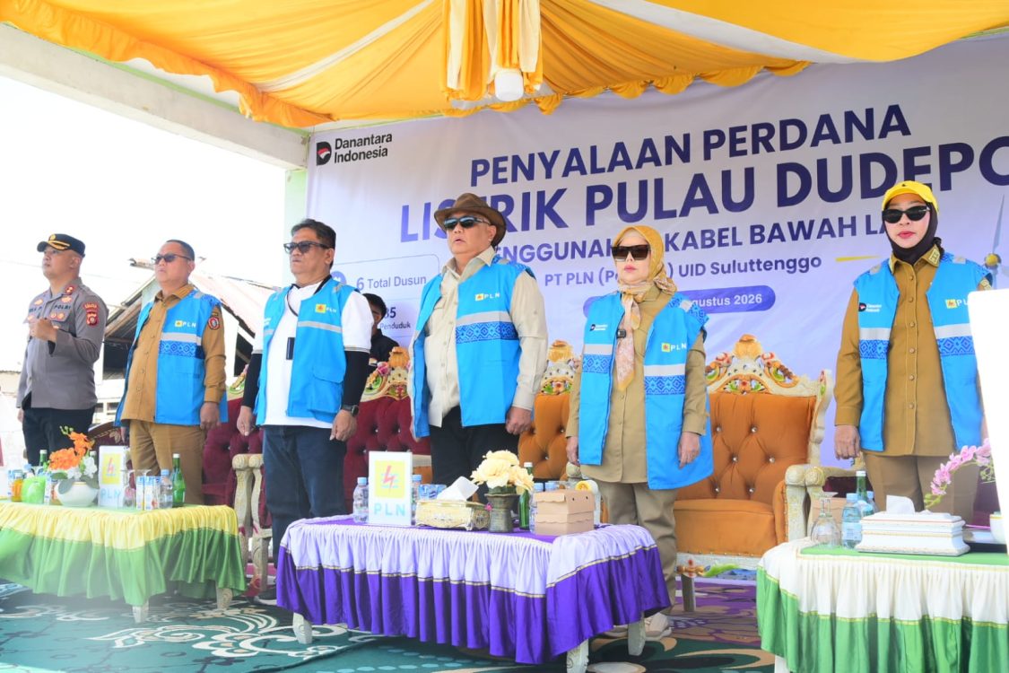 : Wakil Gubernur Gorontalo Idah Syahidah Rusli Habibie saat mendampingi Anggota DPR RI Komisi XII Rusli Habibie (kedua dari kanan), pada peresmian penyalaan perdana listrik melalui SKLTM 20 kV di Pulau Dudepo Kabupaten Gorontalo Utara. (Foto – Diskominfotik/Fadly).