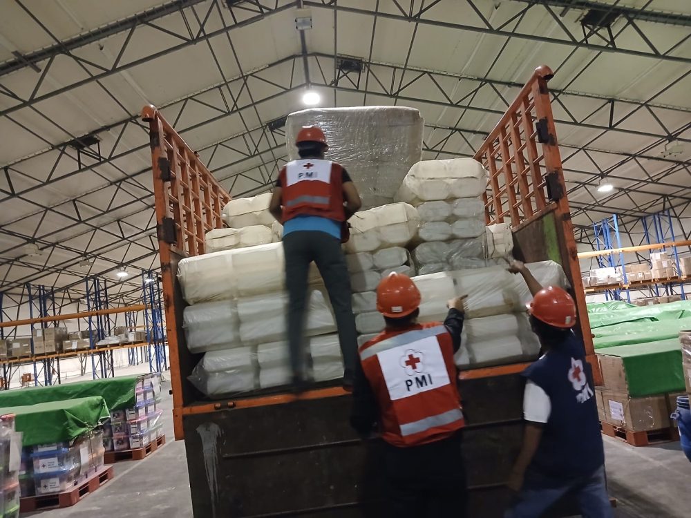 : Palang Merah Indonesia (PMI) melalui Gudang Regional PMI di Gresik menyalurkan bantuan logistik untuk mendukung operasional Tim Dukungan Bencana (TDB) PMI dalam merespons bencana gempa bumi di Nusa Tenggara Timur (NTT). - Foto: Mc.Jatim