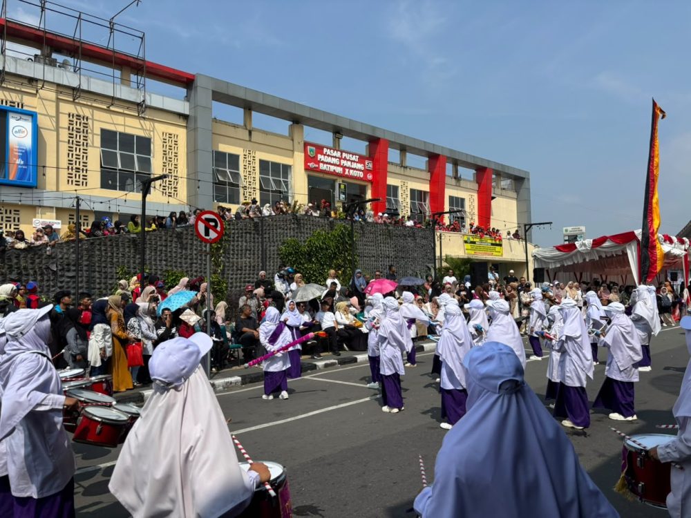 : Dentuman Drumband Semarakkan HUT ke-81 RI, 19 Sekolah Adu Kreativitas. (foto: MC Padang Panjang)