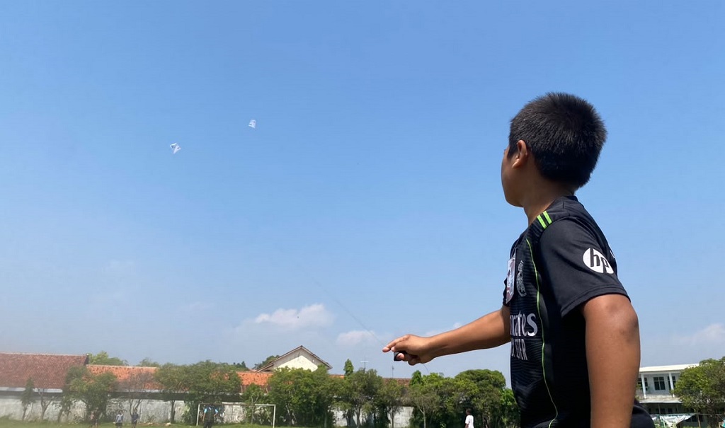 : Salah satu peserta mengikuti Lomba duel layang-layang dalam rangka Memperingati HUT Ke-81 Kemerdekaan Republik Indonesia di Lapangan Sekalong, Kelurahan Karangasem Selatan, Kabupaten Batang.