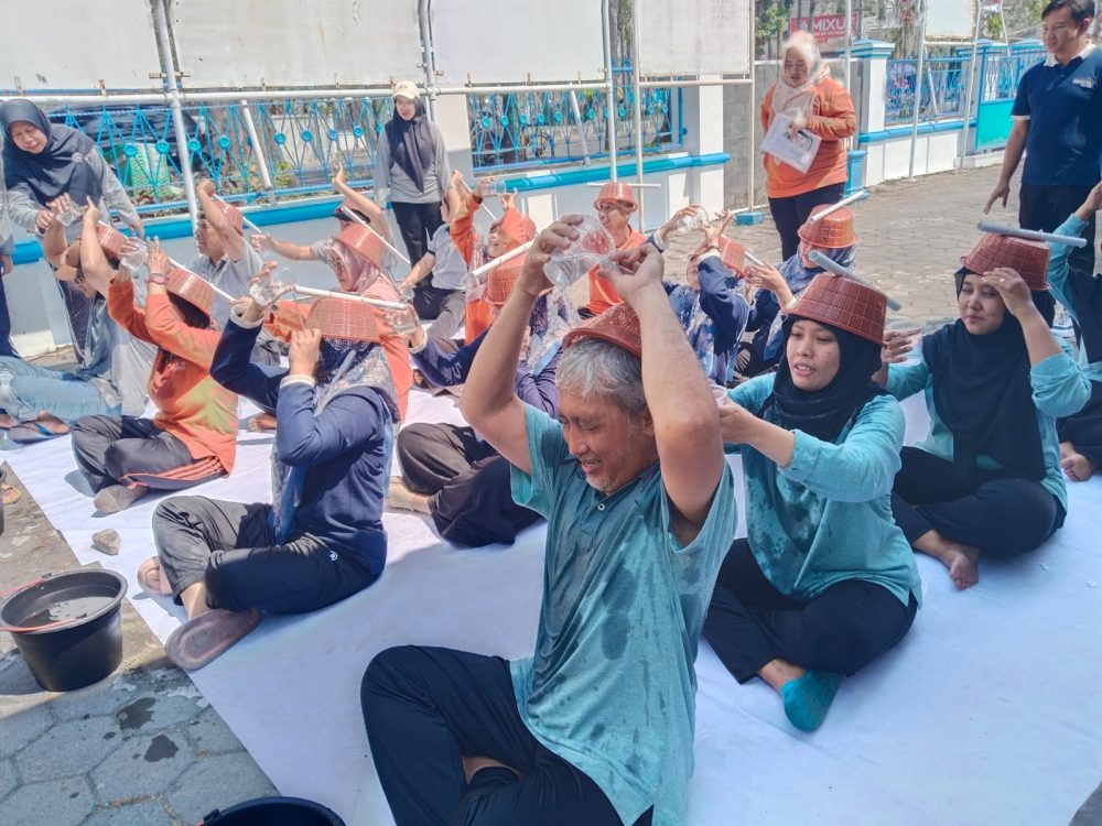 : Keceriaan dan penuh gelak tawa mewarnai lomba Agustusan yang di gelar di halaman Dinas Kominfo kabupaten Demak. Beragam lomba di ikuti seluruh personil yang terbagi dengan bidang yang ada, dalam rangka menyambut Hari Ulang Tahun (HUT) ke-81 Republik Indonesia, Kamis (13/8/2026). - Foto: Mc.Demak