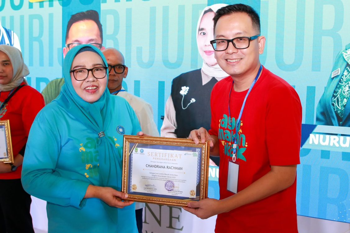 : Ketua TP-PKK Batam, Erlita Amsakar, menyerahkan, piagam penghargaan kepada juri Lomba Masak Serba Ikan Tingkat Kota Batam Tahun 2026 di One Batam Mall, Rabu (5/8/2026). HUMAS DISKOMINFO BATAM / NOVRI MULYADI