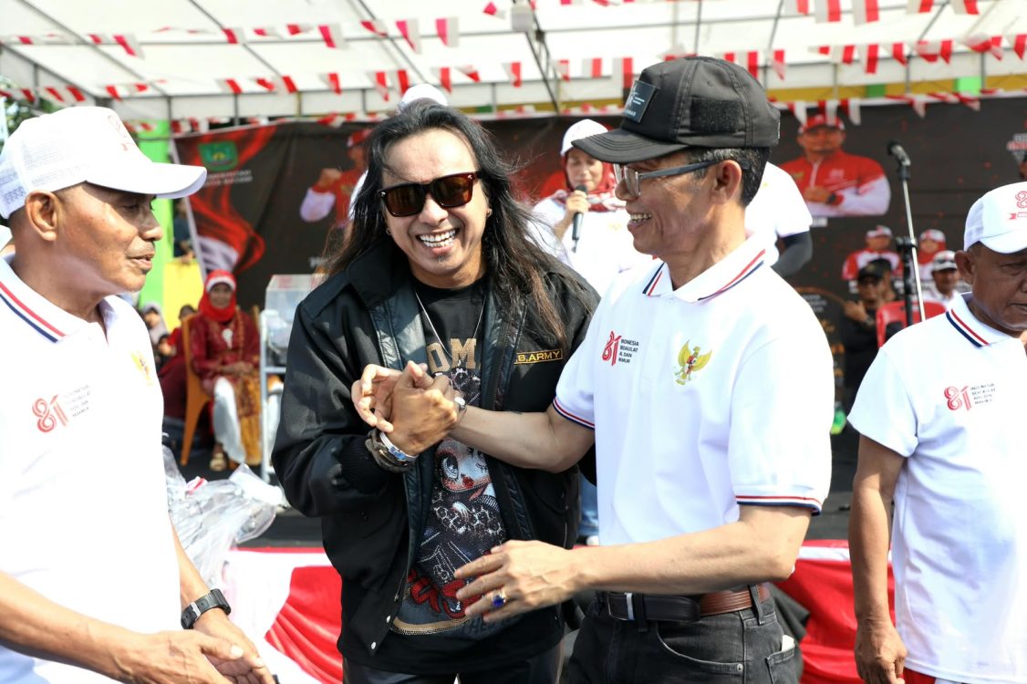 : Wali kota Batam, Amsakar Achmad bersama penyanyi Poey Stings saat menghadiri HUT ke-81 RI di Bulang, Minggu (23/8/2026). HUMAS DISKOMINFO BATAM / RUMAWI