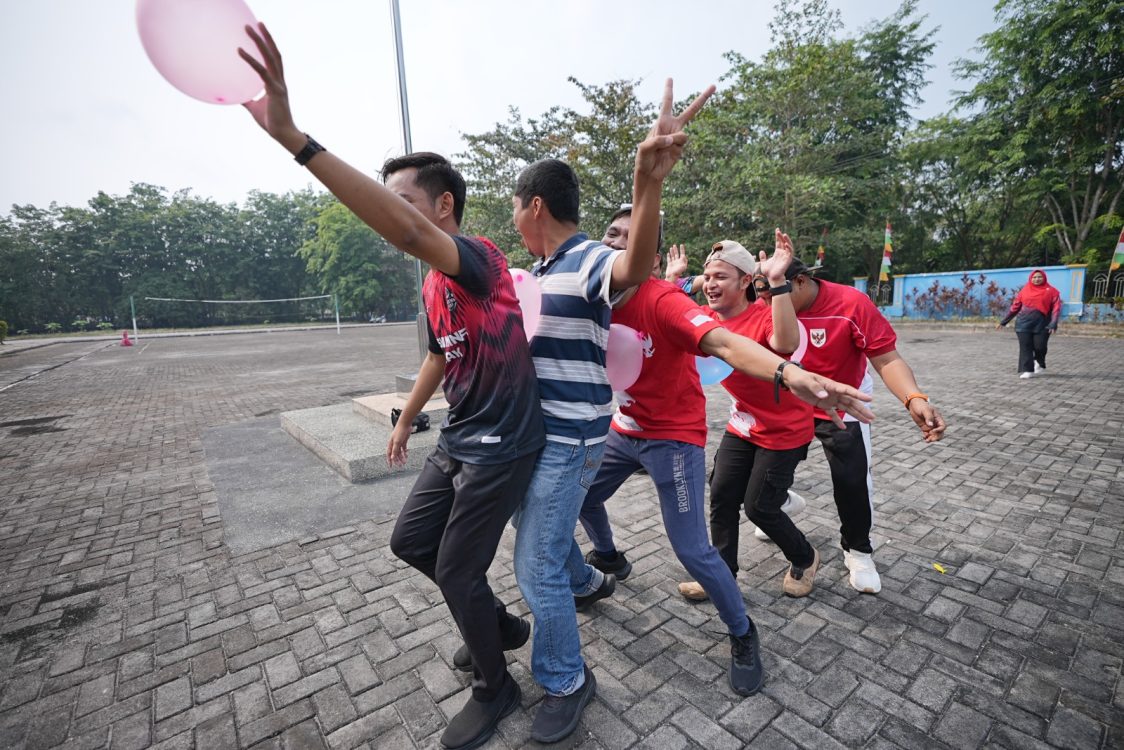 : Pegawai Dinas Kominfo Siak mengikuti lomba dalam rangka menyemarakkan perayaan HUT ke-81 Kemerdekaan Republik Indonesia, Kamis (27/8/2026)/ (Alonk MC Siak).