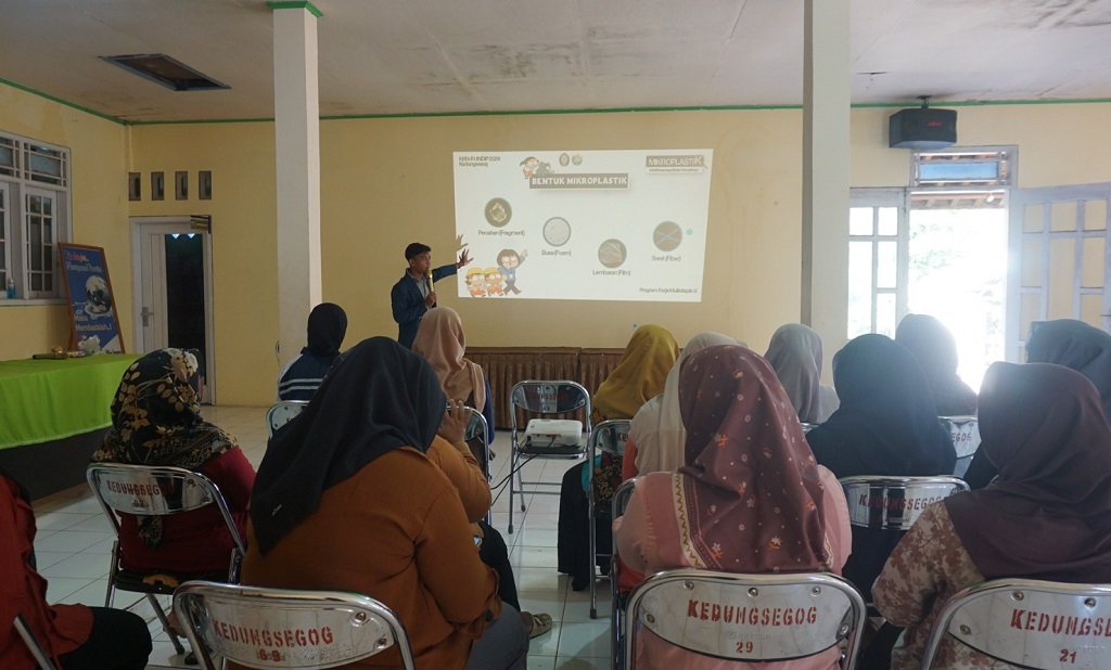 : Mahasiswa KKN UNDIP Ajak Warga Kedungsegog Waspadai Ancaman Mikroplastik.