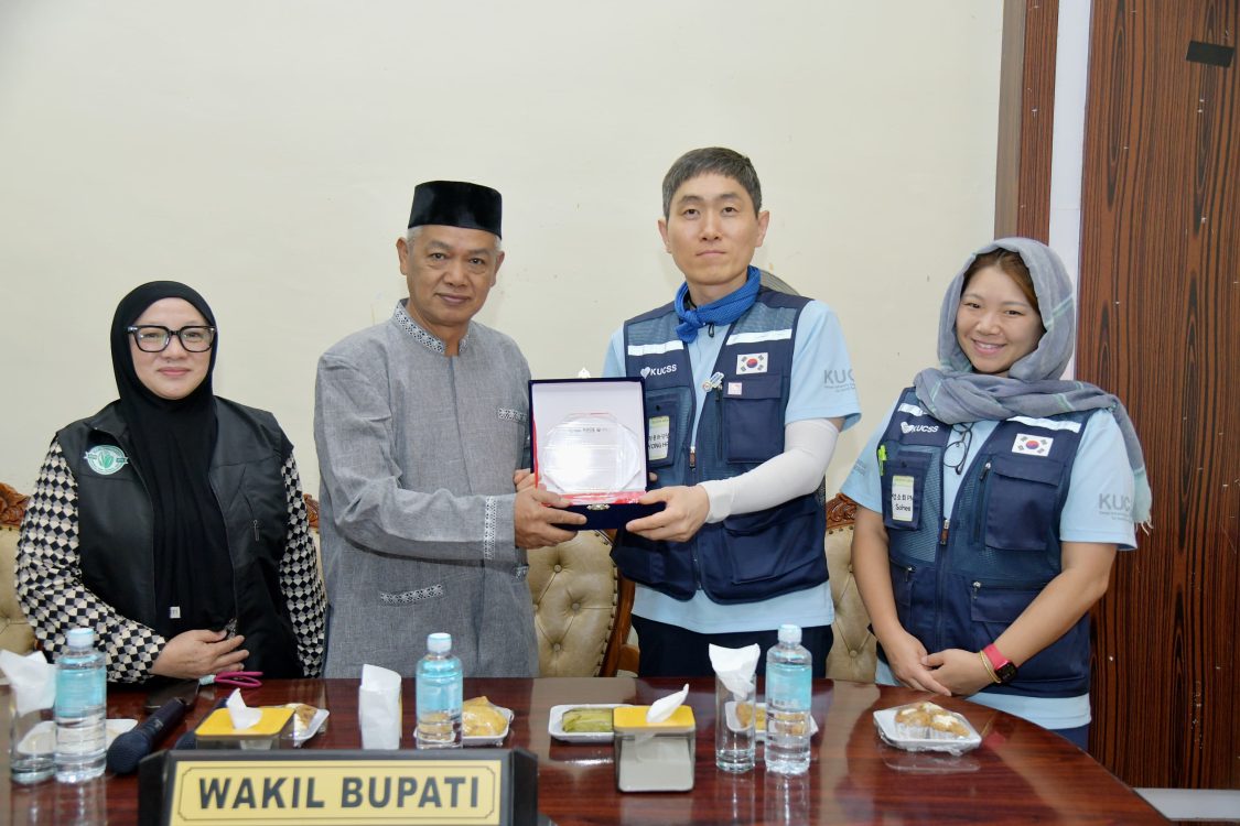 : Kedatangan rombongan mahasiswa disambut Wakil Bupati Bener Meriah, H. Armia, bersama Ketua BKMT Kabupaten Bener Meriah, Puspitawati, Asisten Perekonomian dan Pembangunan Setdakab Bener Meriah Samusi Purnawira Dade, serta jajaran aparatur sipil negara di lingkungan Pemerintah Kabupaten Bener Meriah, Jumat (31/7/2026).