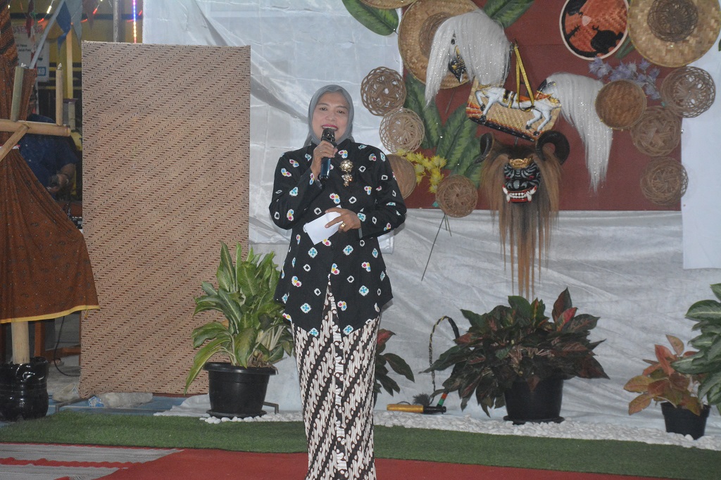 : Ketua panitia kegiatan Weni Ary Susanti memberikan sambutan saat malam tirakatan dalam rangka Memperingati HUT Ke-81 Kemerdekaan Republik Indonesia di Lapangan Pesona Sport Center RT 03/RW 10 Batang, Kabupaten Batang.