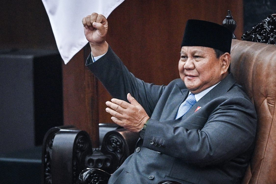 : Presiden Prabowo Subianto mengacungkan kepalan tangan saat menghadiri Sidang Tahunan MPR RI dan Sidang Bersama DPR-DPD RI Tahun 2026 di Kompleks Parlemen, Jakarta, Jumat (14/8/2026). Dalam sidang tahunan tersebut, Presiden Prabowo menyampaikan bahwa selama 21 bulan pemerintahan bekerja, sebanyak 121 kebijakan transformatif telah dijalankan di berbagai sektor untuk menyelesaikan berbagai persoalan bangsa. ANTARA FOTO/Fauzan/bay/kye