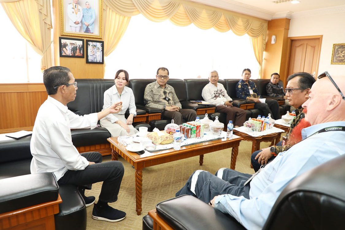 : Wali kota Batam, Amsakar Achmad, bersama Wakil Wali kota Batam, Li Claudia Chandra, menerima audiensi jajaran PT McDermott di Ruang Kerja Wali Kota Batam, Kamis (20/8/2026). HUMAS DISKOMINFO BATAM / RUMAWI