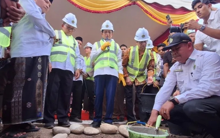 : Menteri Agama, Nasaruddin Umar, saat meletakkan batu pertama pembangunan baru MIN 5 Pidie Jaya. (Humas Kemenag Aceh)