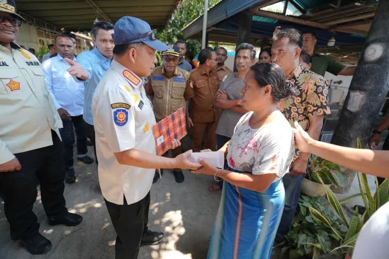 : Menteri Dalam Negeri Muhammad Tito Karnavian menyalurkan santunan duka kepada keluarga korban yang meninggal dunia akibat gempa bumi di Kecamatan Nangapanda, Kabupaten Ende, Nusa Tenggara Timur, Rabu (19/8/2026). (ANTARA/HO-Kemendagri)
