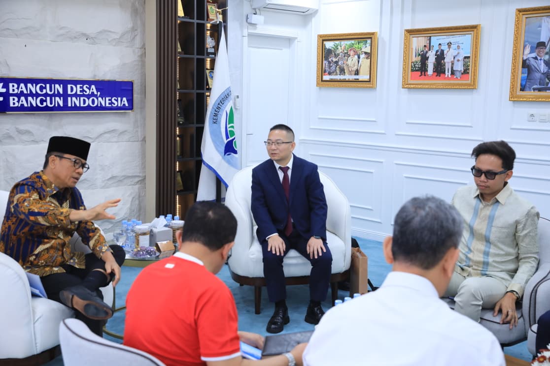 : Menteri Desa dan Pembangunan Daerah Tertinggal (Mendes PDT) Yandri Susanto menerima audiensi Chief Executive Officer (CEO) New Hope Financial Technology (FinTech) Xu Zhihua beserta rombongan di ruang kerjanya, kantor Kemendes PDT. (foto: Humas Kemendes PDT)