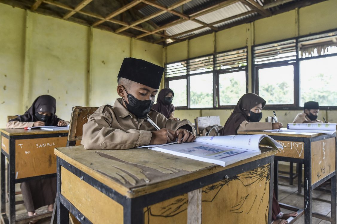 : Siswa kelas 3 dan 4 SDN 197 Desa Rawasari mengikuti kegiatan belajar mengajar dengan memakai masker di Tanjung Jabung Timur, Jambi, Rabu (26/8/2026). Pihak sekolah mewajibkan para siswanya memakai masker yang dibagikan secara gratis guna mengurangi dampak asap kebakaran hutan dan lahan (karhutla) yang terjadi sejak Selasa (25/8) di desa itu. (ANTARA FOTO/Wahdi Septiawan/nz)