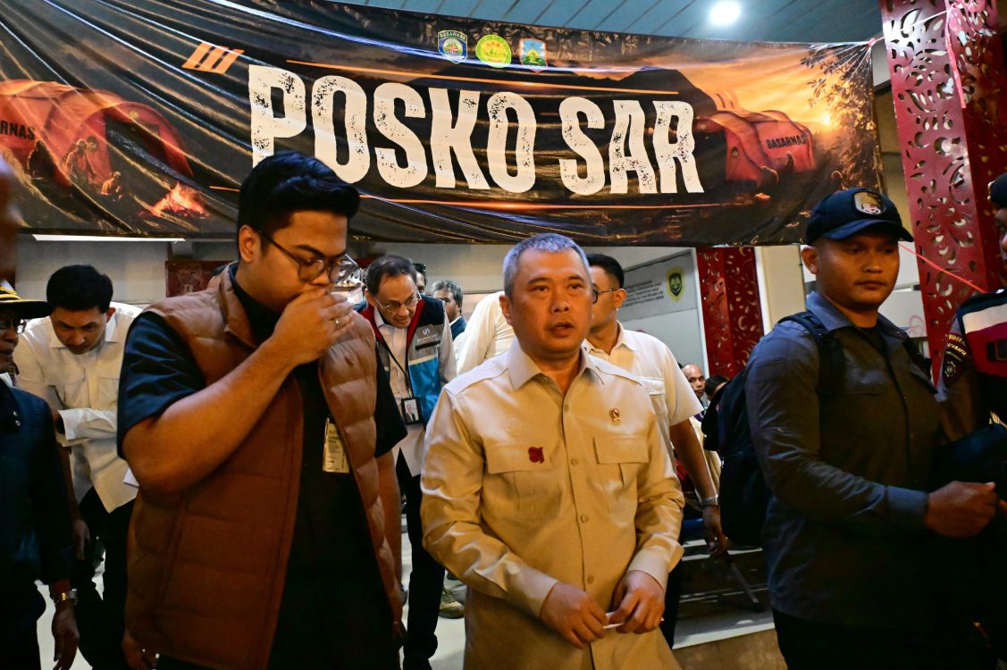 : Menteri Perhubungan Dudy Purwagandhi menginstruksikan seluruh unsur terkait untuk memprioritaskan pencarian, evakuasi, dan pendataan penumpang setelah terjadinya kebakaran KMP Putri Yasmin di perairan Bali, Rabu (12/8/2026). Pemerintah juga memastikan proses penyelamatan dan penanganan korban terus dilakukan secara maksimal. (Foto: Humas Kementerian Perhubungan)