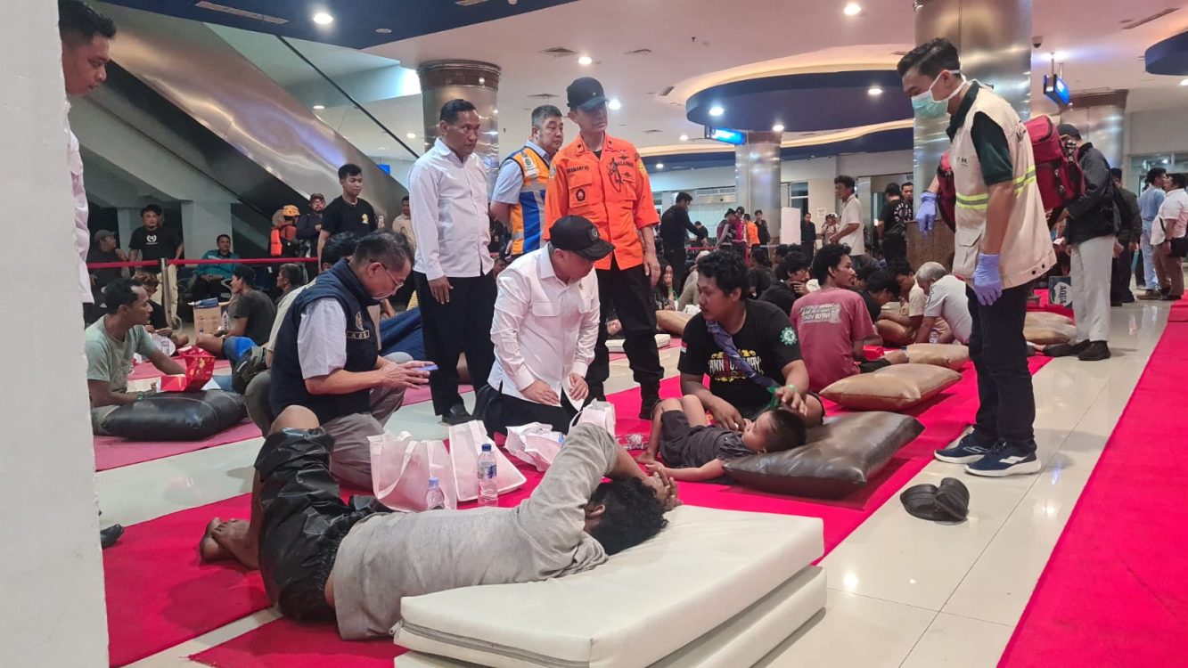 : Menteri Perhubungan Dudy Purwagandhi saat meninjau korban kecelakaan kapal KMP Mutiara Sentosa II , pemerintah akan mengawal pemenuhan seluruh hak korban dan keluarga korban kebakaran KMP Mutiara Sentosa II. Selain terus mendukung proses pencarian dan evakuasi, Kementerian Perhubungan memastikan seluruh penumpang dan keluarga memperoleh layanan serta pendampingan yang dibutuhkan. (Foto: Humas Kemenhub)