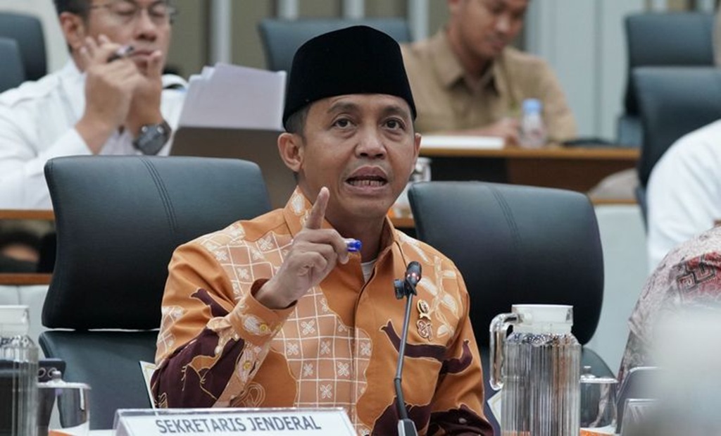 : Menhut Raja Juli Antoni saat rapat kerja dengan Komisi IV DPR RI. (Foto: Humas Kemenhut)